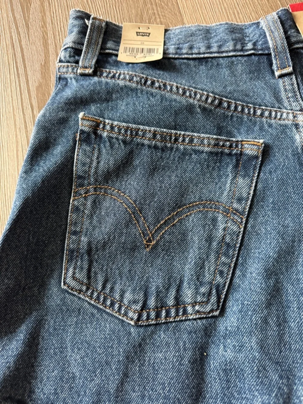 NWT dark wash Levi’s mom shorts high waisted - Picture 3 of 5